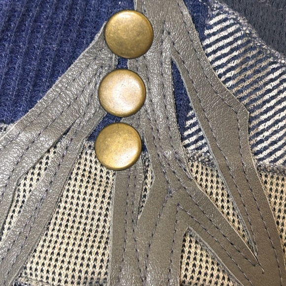 NEW!Women’s Silkworm Original drawstring scarf w/leather and brass embellishment - Picture 5 of 9